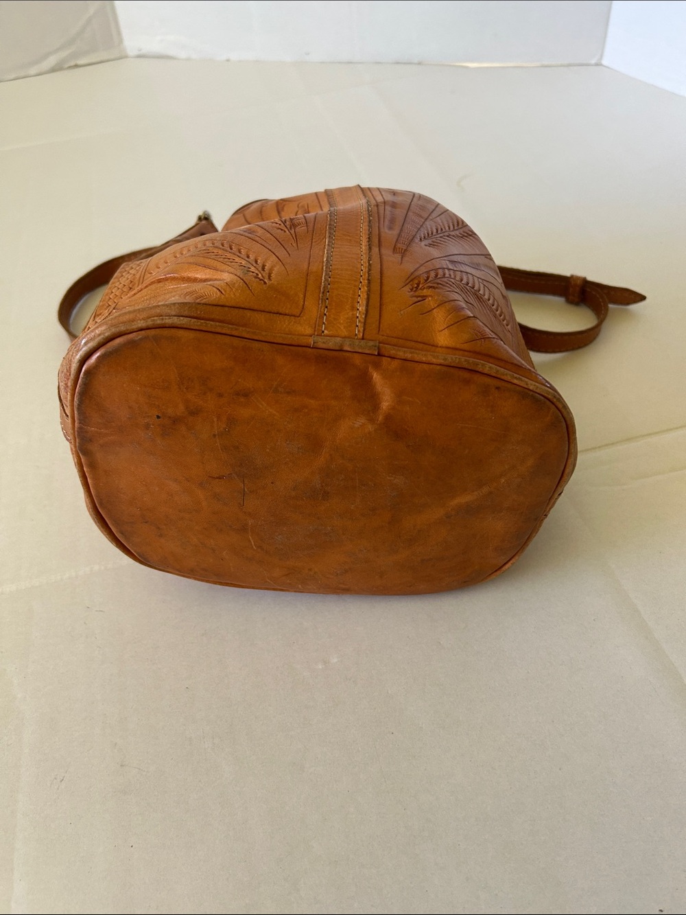 LEATHER DRAWSTRING CROSSBODY BUCKET BAG FEATURING HAND TOOLED FLORAL PATTERNS - Picture 6 of 12